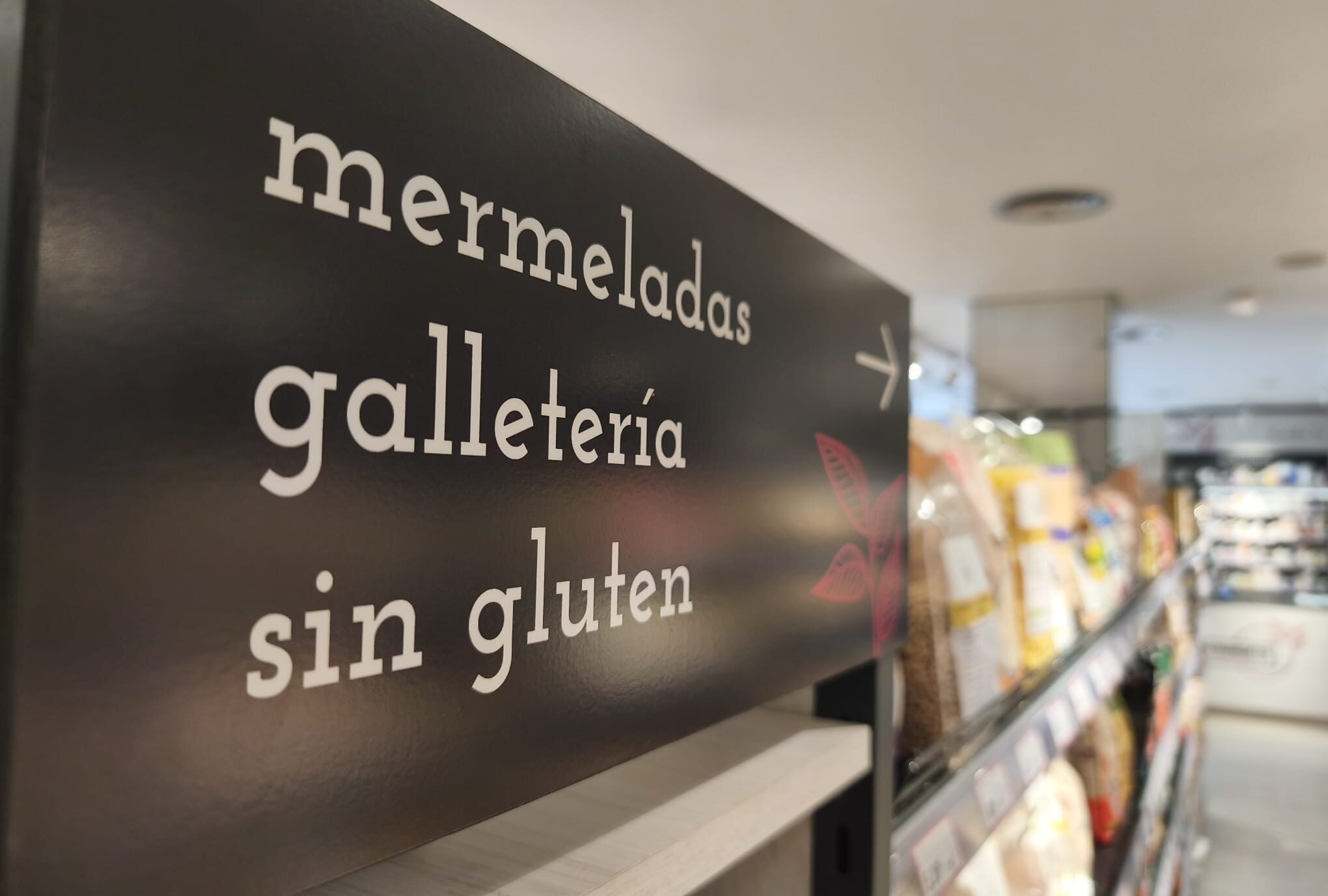Sección de mermeladas ecológicas, galletería y productos sin gluten en La Maniguette, herbolario en Dénia